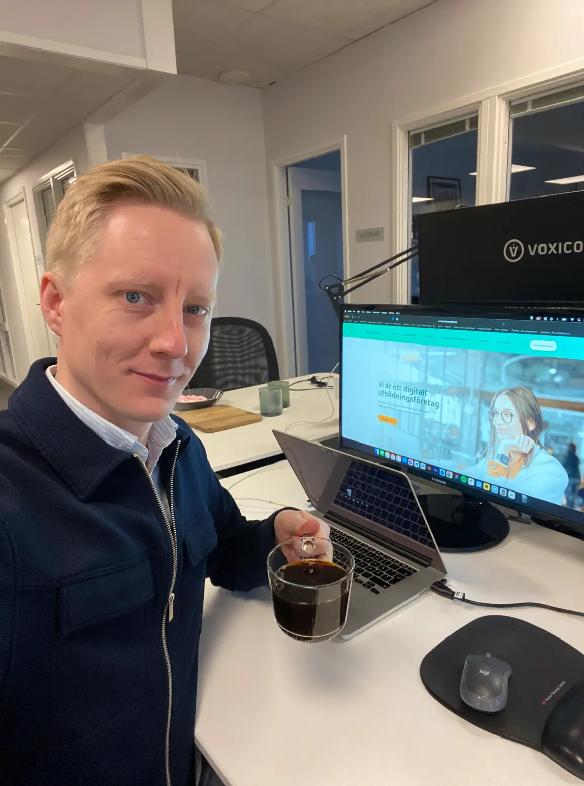 andreas-falkson-falk-sitter-vid-skrivbordet-med-dator