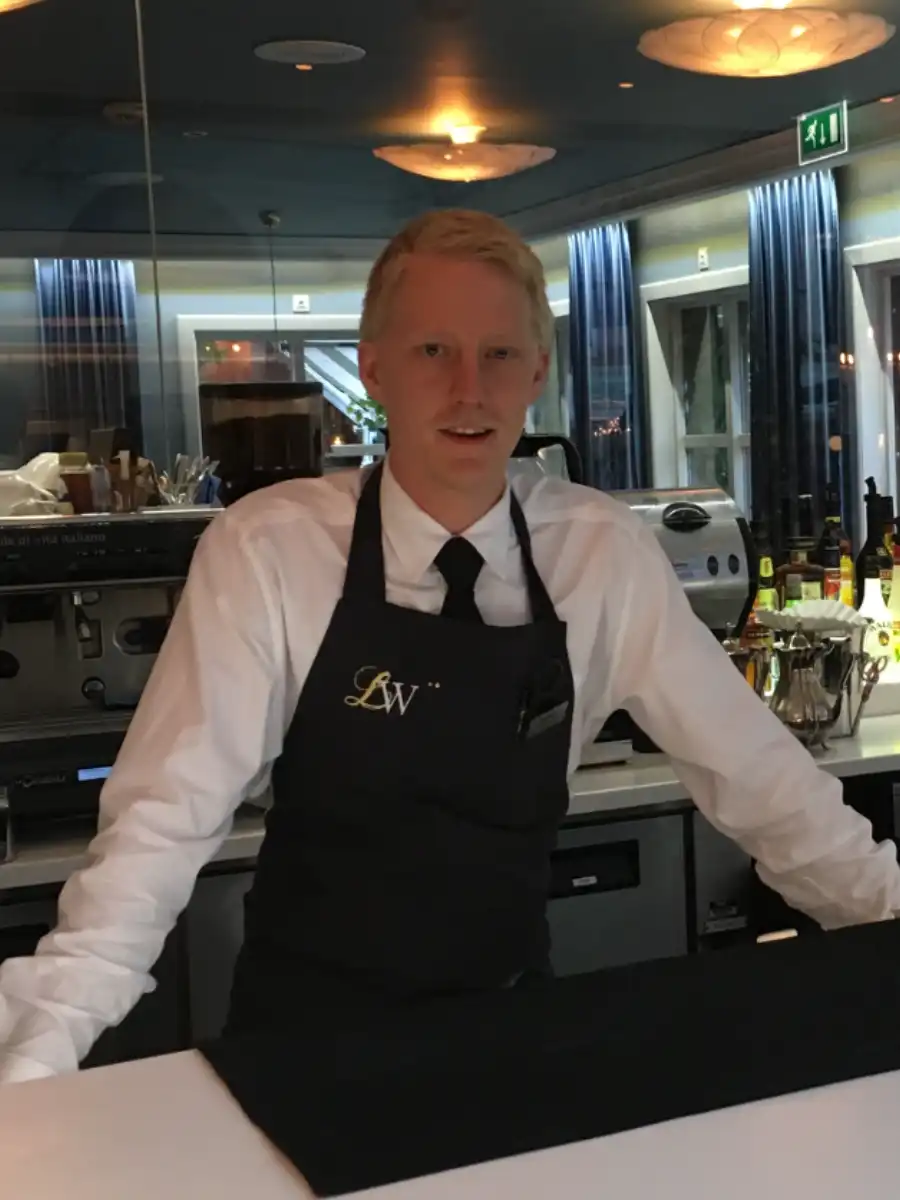 Andreas standing behind the bar at Lisebergs Wärdhus